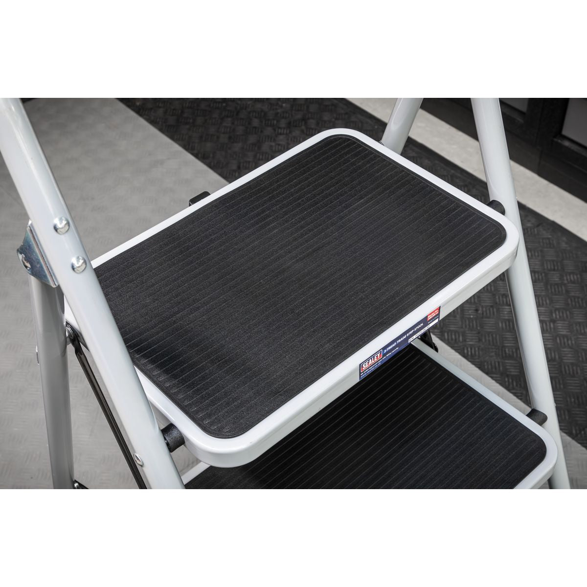 Sealey Step Stool 3-Tread 150kg Capacity - BS EN 14183 - Image 3