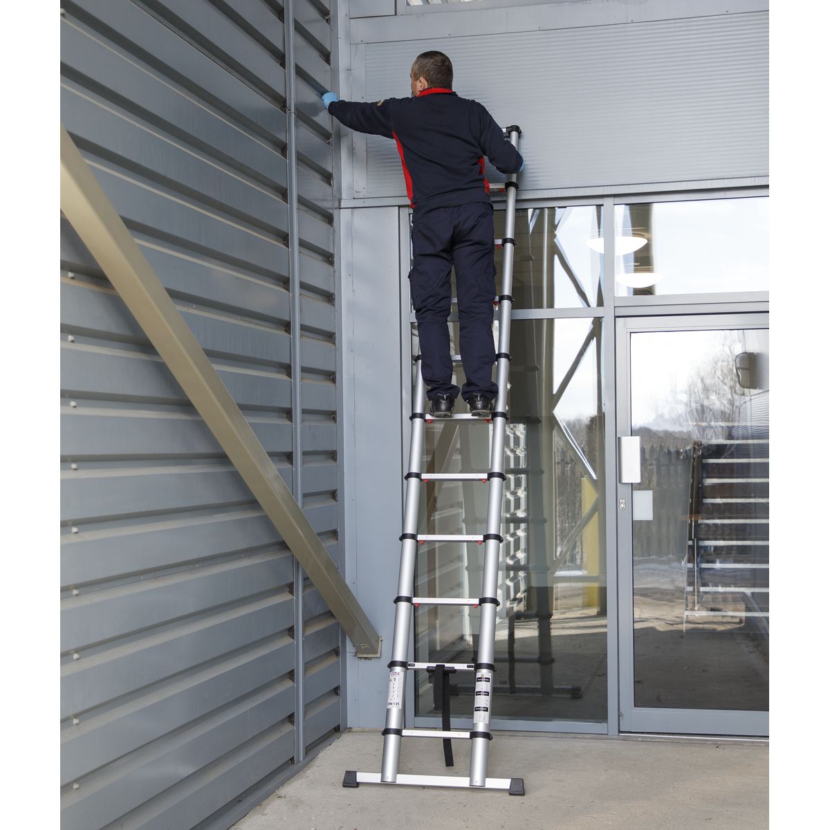 Sealey Telescopic Ladder 11-Tread Aluminium - BS EN 131 - Image 7