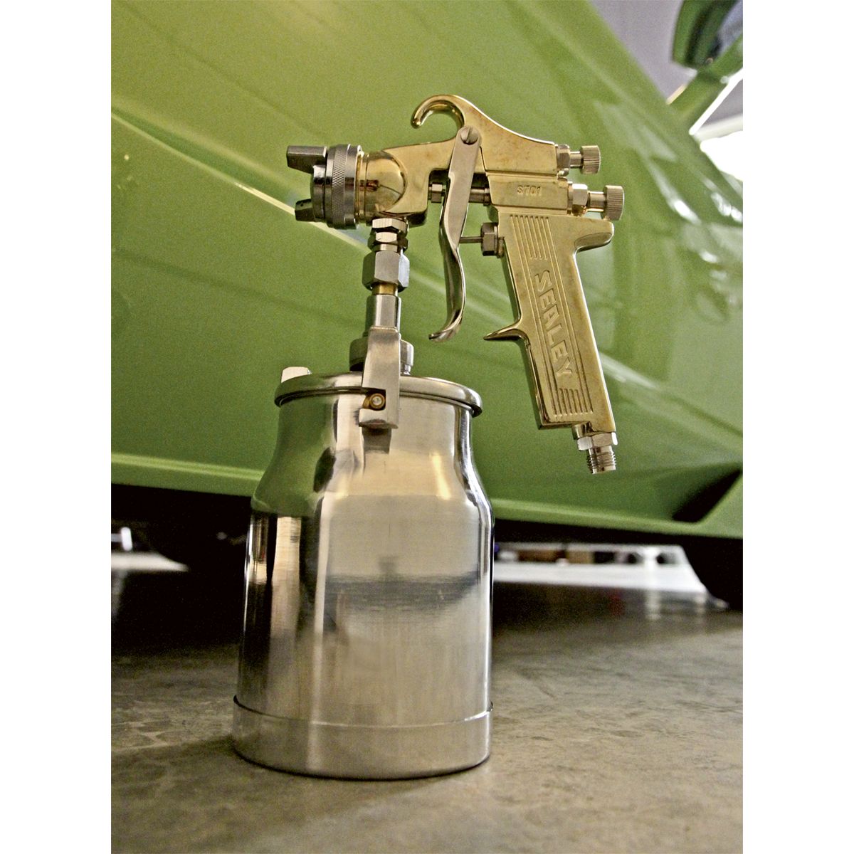 Sealey Workshop Gold Series Suction Feed Spray Gun 1.8mm Set-Up - Image 3