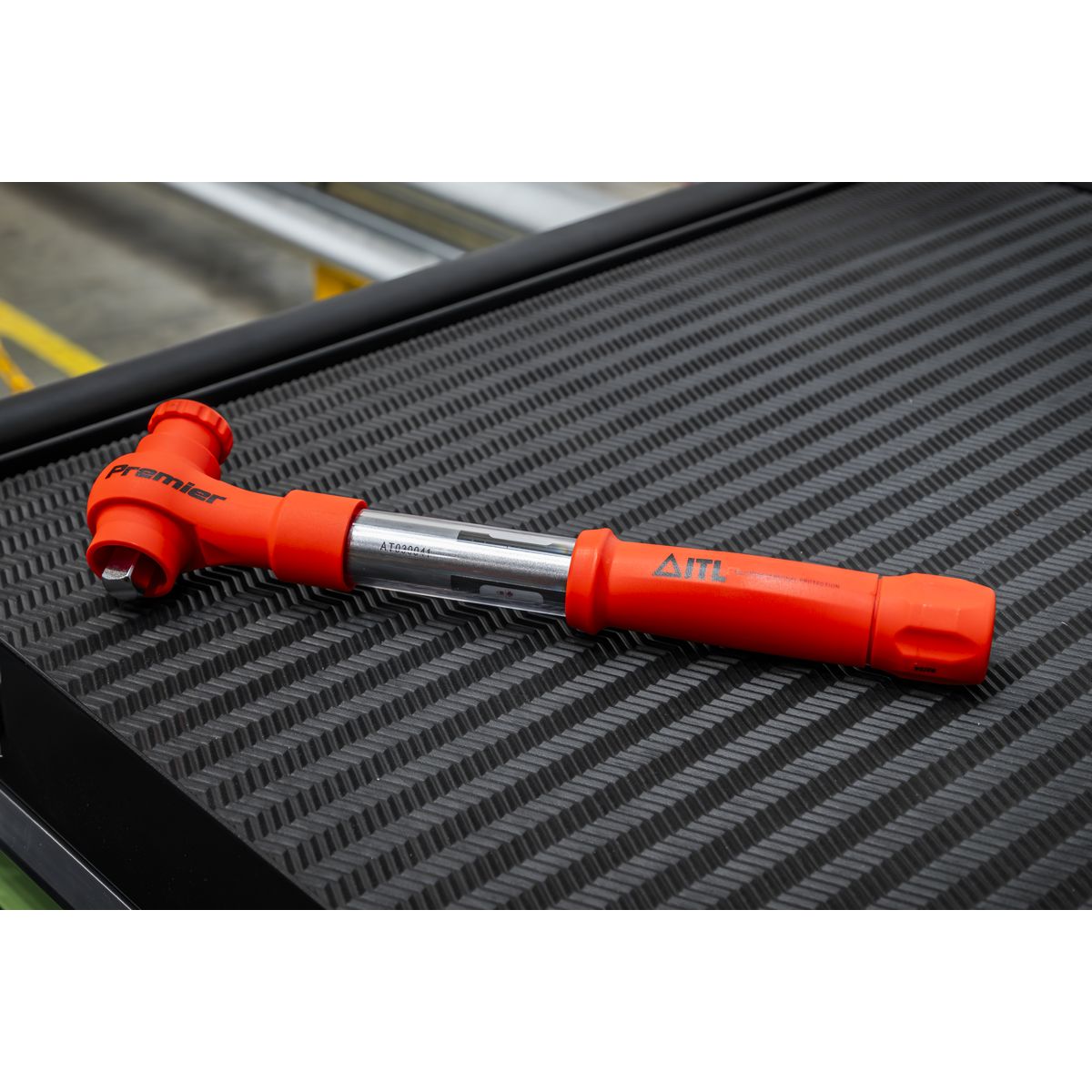 Sealey Premier Insulated Torque Wrench 1/2"Sq Drive 12-60Nm - Image 2