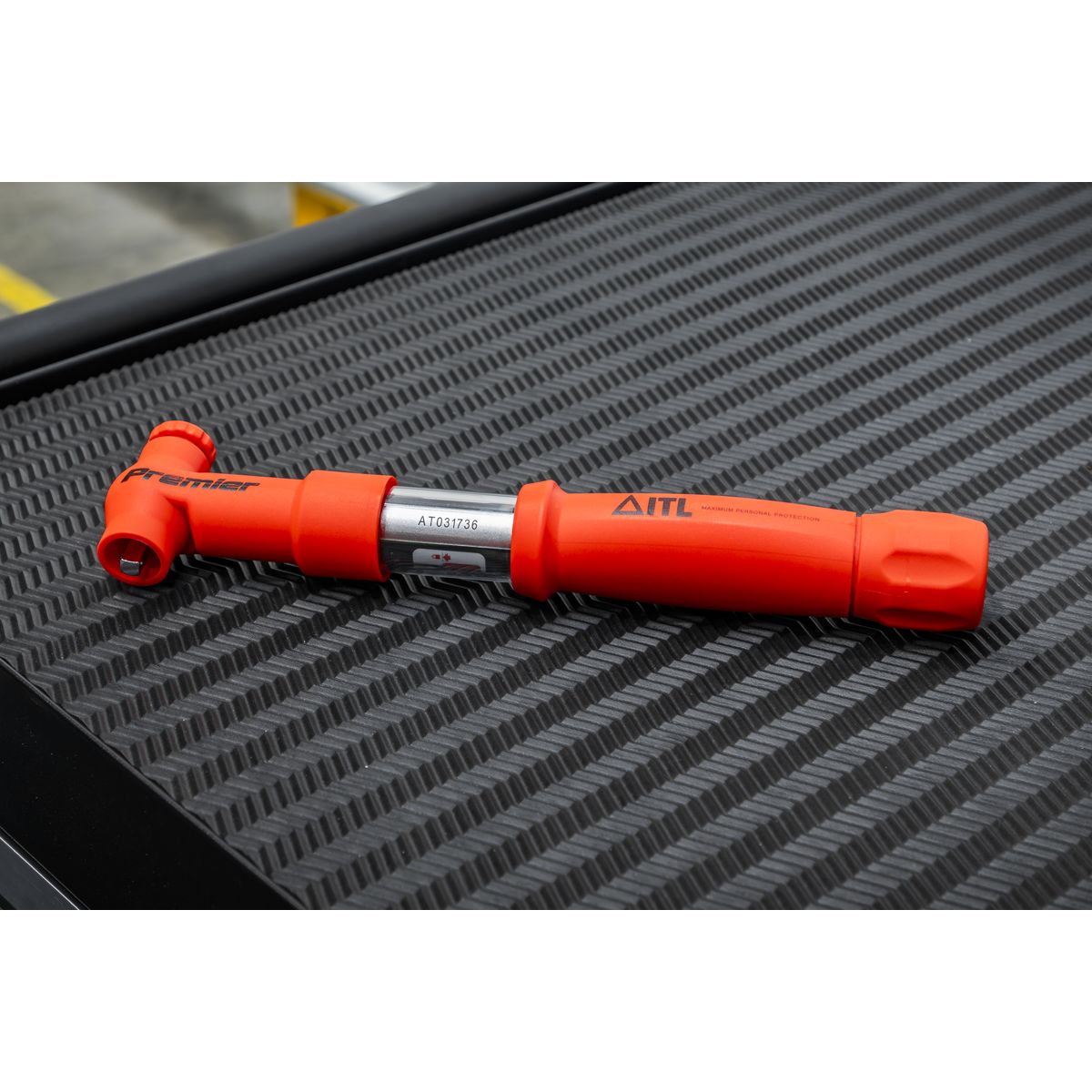 Sealey Premier Insulated Torque Wrench 1/4"Sq Drive 2-12Nm - Image 2